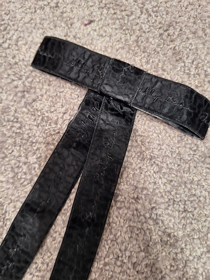 clip textured leather flat bow