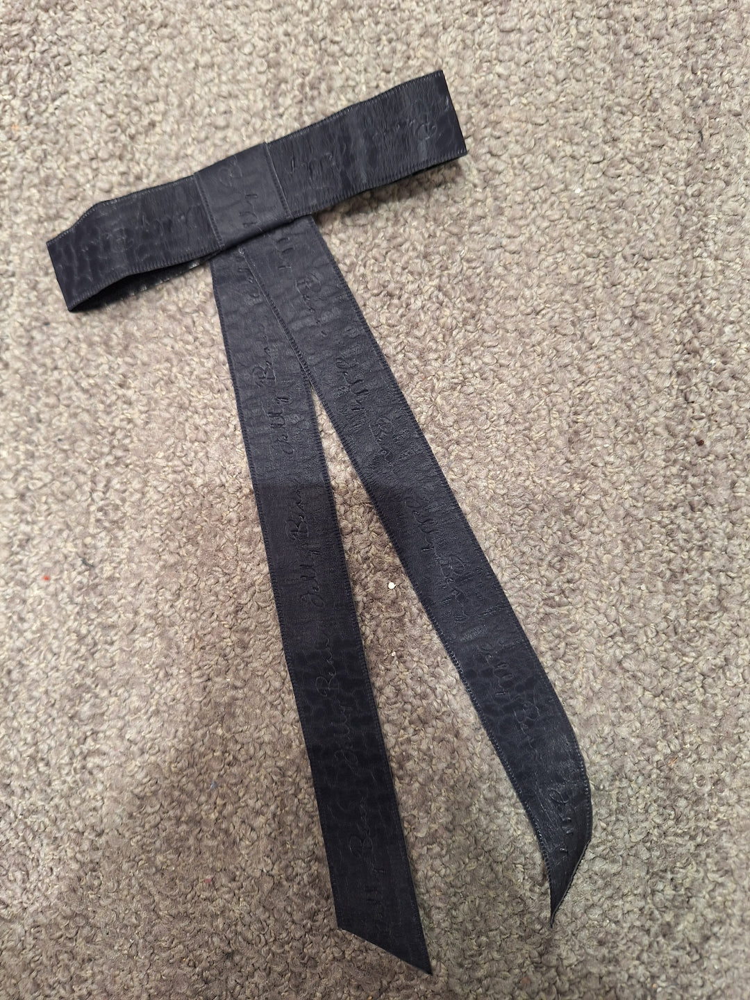 clip textured leather flat bow