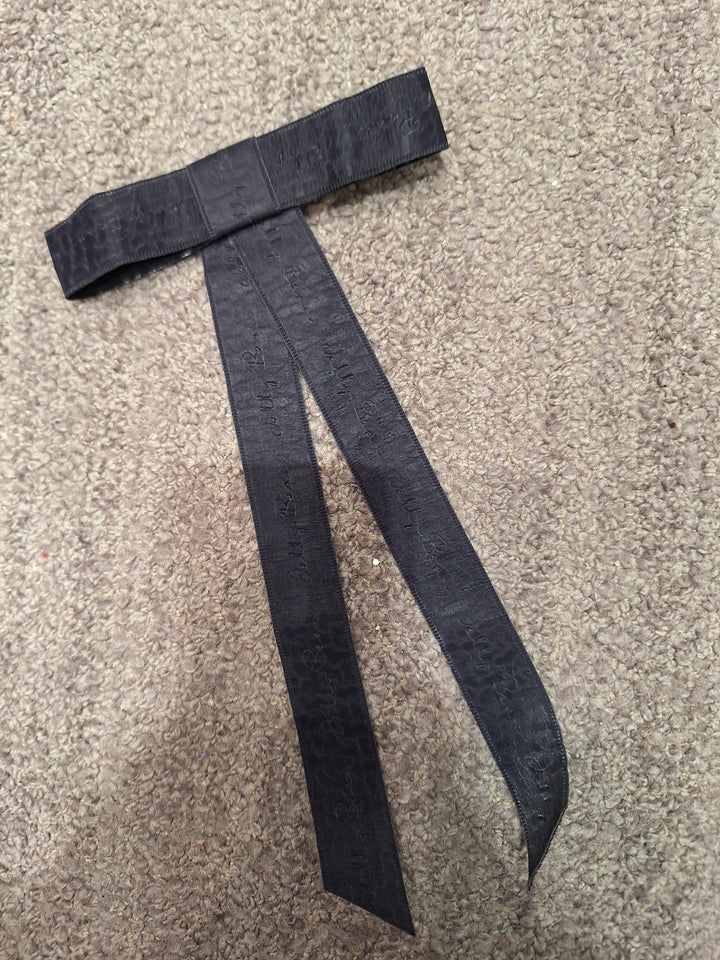 clip textured leather flat bow