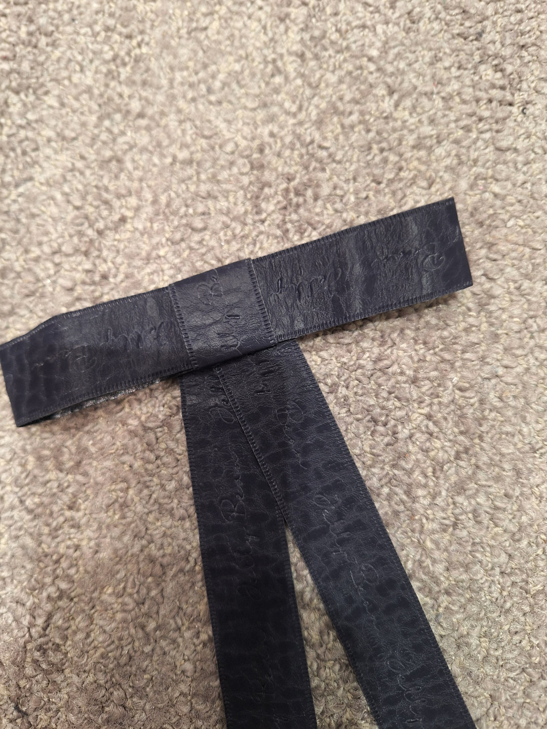 clip textured leather flat bow