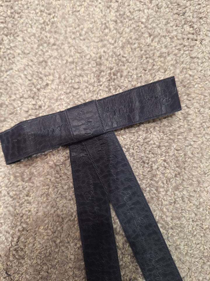 clip textured leather flat bow