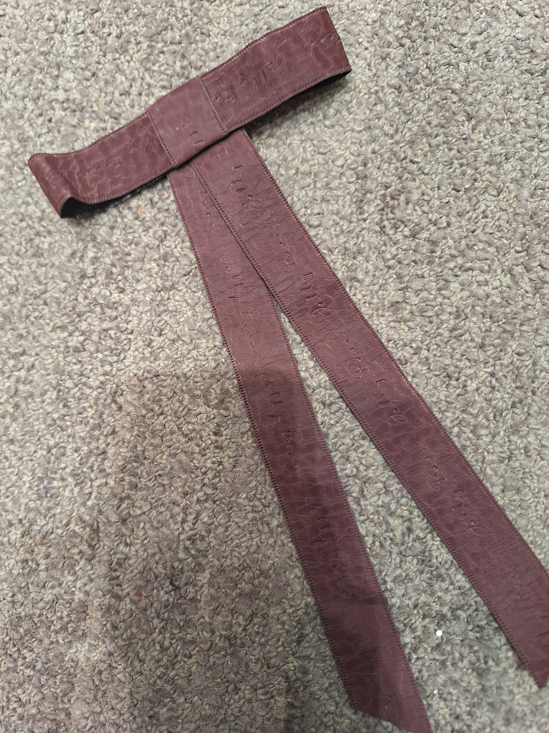 clip textured leather flat bow