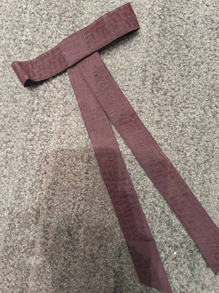 clip textured leather flat bow