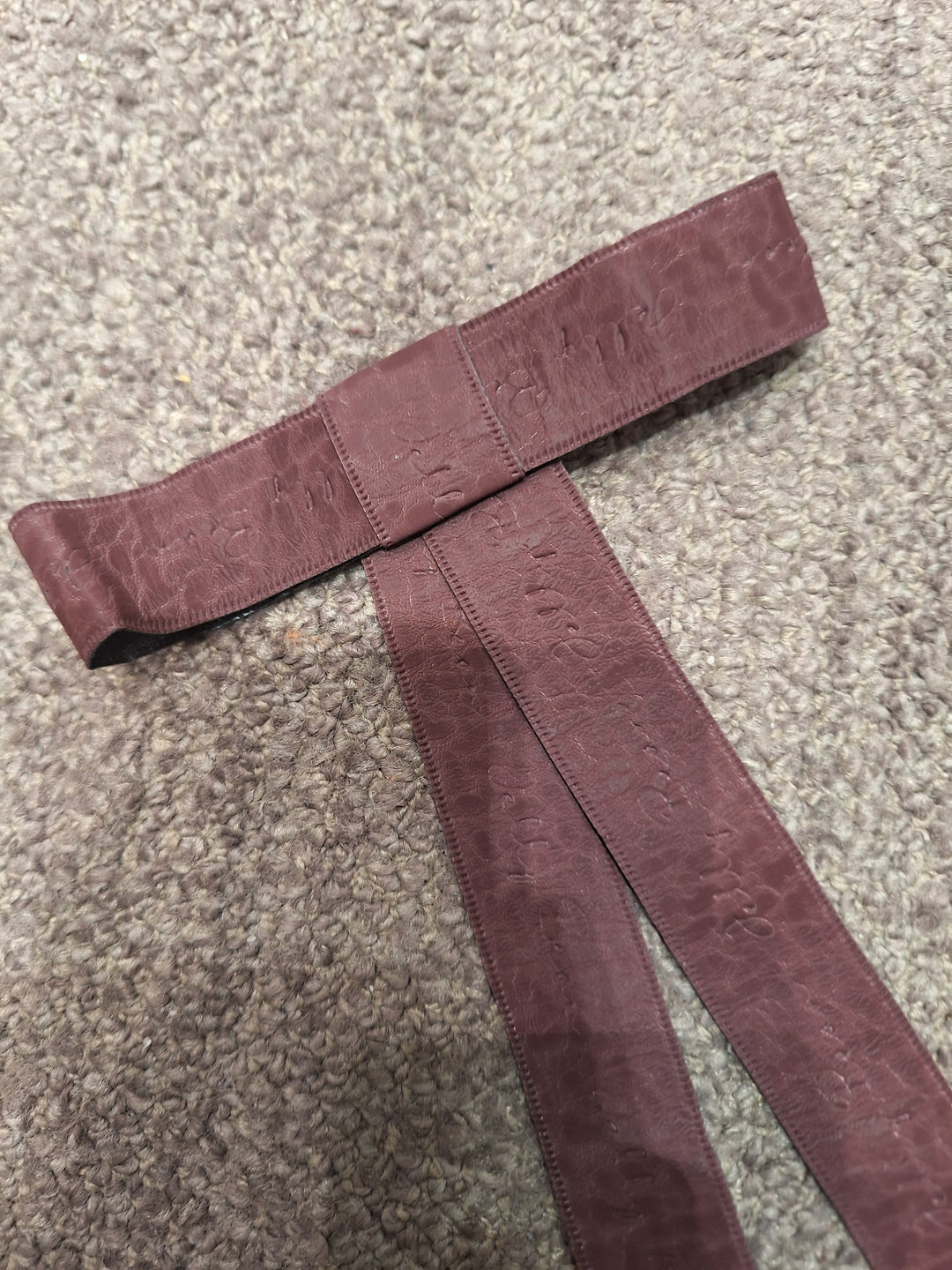 clip textured leather flat bow