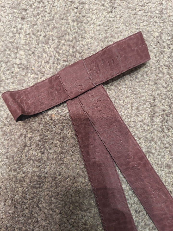 clip textured leather flat bow