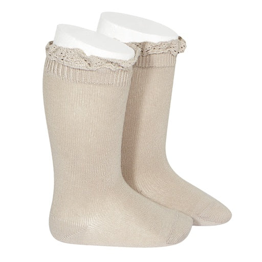 knee with lace trim