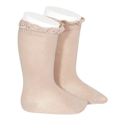 knee with lace trim