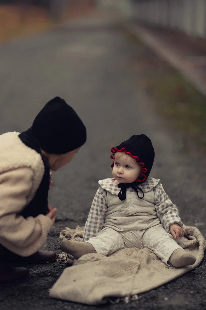 bonnet contrast scalloped edge